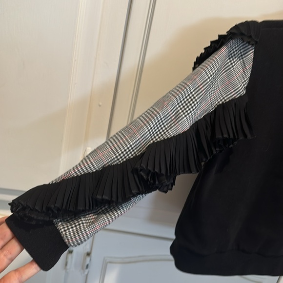 Givanchy sweater size 4 kids black with raffles on sleeves and logo in front - Picture 5 of 6